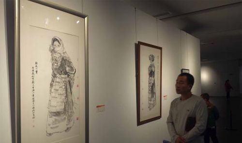 观众在太原美术馆参观