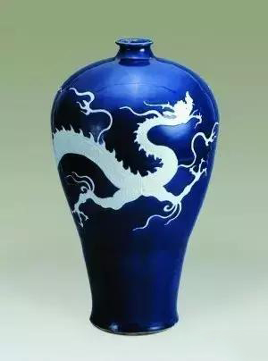   元 霁蓝釉白龙纹梅瓶扬州博物馆