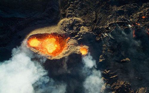  自然与野生动物类季军：留尼旺岛富尔奈斯活火山喷发的壮观景象。摄影：Jonathan Payet