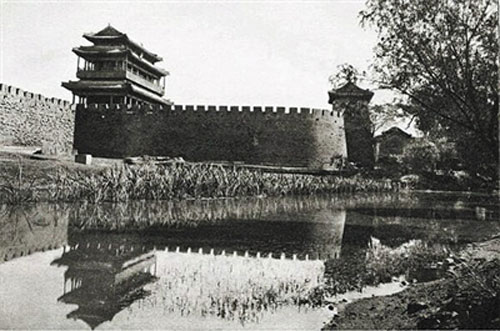 1921,永定门全貌(南面)，围绕瓮城向东流的外城南护城河。奥斯伍尔德·喜仁龙摄。　