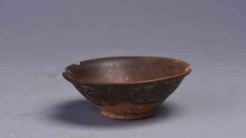 发掘出的酱釉瓷碗。　张博　摄