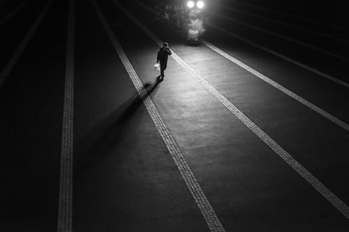 黑白色调城市街头摄影尽显孤独与寂寥