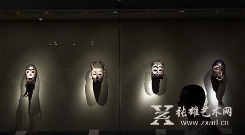 中部非洲的面具特展呈现“神灵的艺术”