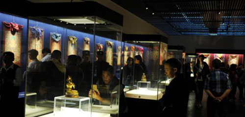  博物馆展出的一批珍贵唐卡、佛像吸引参观者