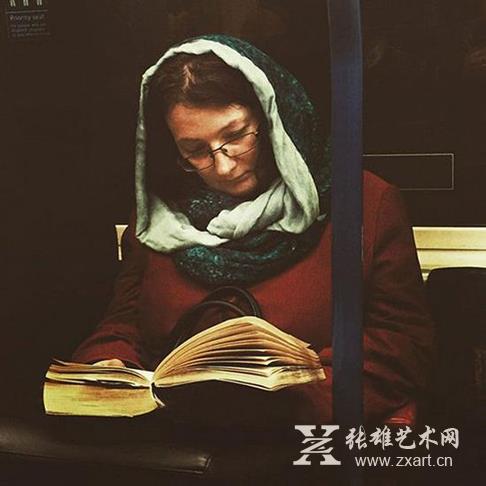 在他的镜头下，上班族照片成了文艺复兴油画