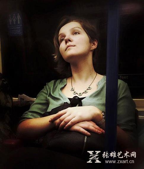 在他的镜头下，上班族照片成了文艺复兴油画
