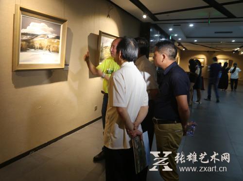 王心悟先生带领嘉宾观展