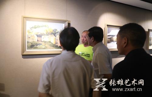 王心悟先生带领嘉宾观展