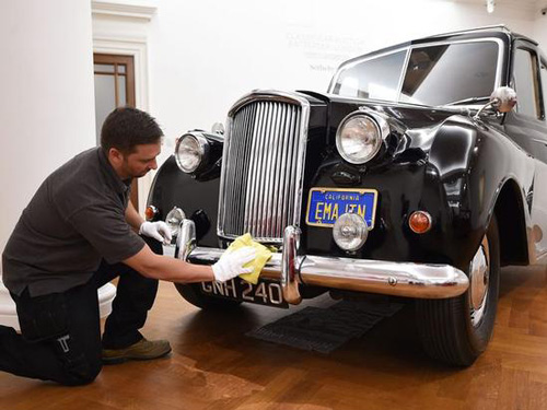 约翰•列侬的标志性豪华轿车1956年款Austin Princes Limousine Hearse以及其他豪车将在2016年9月7日进行拍卖。