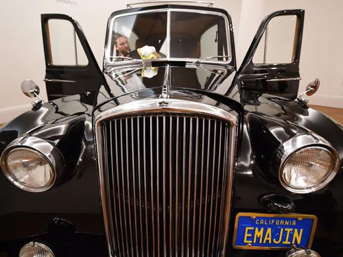 1956年款黑色Austin Princess Limousine Hearse 的内部是约翰•列侬的私人物品，带有1972年电影的风格。