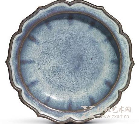 No.1 元/明初钧窑天蓝釉菱花口盆托，成交价：508万港元。