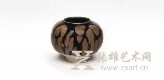 2.北宋/金 黑釉铁锈斑罐 宽 4 15/16 寸 (12.5公分) 估价：美元20,000-30,000 來源: 千秋庭，东京。