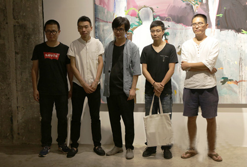 艺术家和策展人合影（从左至右为艺术家黄立言、艺术家刘海辰、策展人王将、艺术家许宏翔、艺术家杨欣嘉）