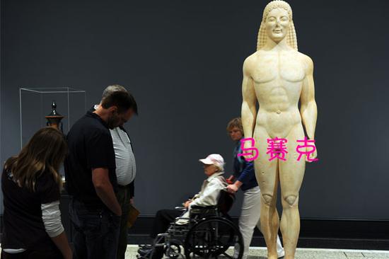   图为2011年4月18日正在参观加州马里布盖提别墅博物馆的游客，他们正在欣赏一座很可能是伪造的雕塑。