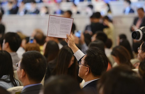 2013年佳士得上海首拍现场。图片：Courtesy of PETER PARKS/AFP/Getty Images