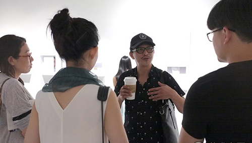 艺术家李国民在展览现场与媒体交流
