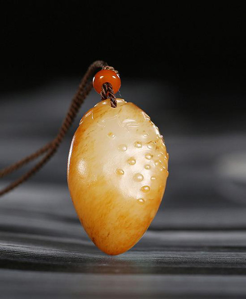 瞿利军 和田玉籽料草莓挂件 　　3.7×2.5×1.7cm 22.6g