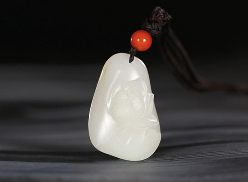 杨曦 和田玉籽料莲花挂件 　　4.0×2.6×1.4cm 20g