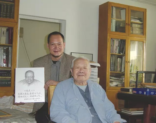 周坚先生与王老合影，周先生斋号命名为“丹山居”，所藏甚丰