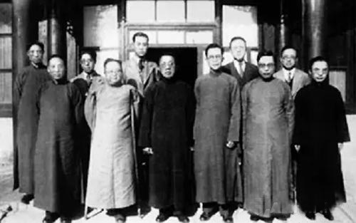 上世纪30年代初罗家伦(前排左三)等人在清华大学留影