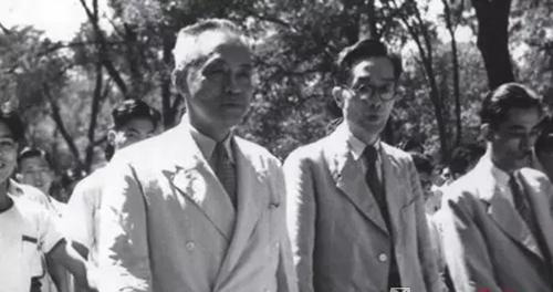 1928年罗家伦担任清华大学校长(前排中)