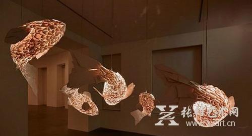 这些浮游在半空的锦鲤灯 照亮了整个高古轩画廊