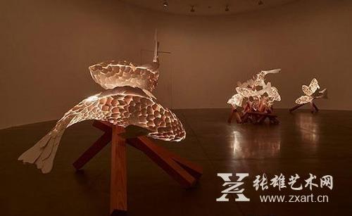这些浮游在半空的锦鲤灯 照亮了整个高古轩画廊