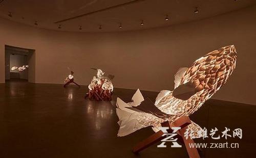 这些浮游在半空的锦鲤灯 照亮了整个高古轩画廊
