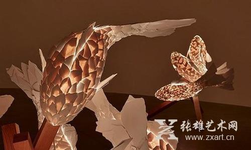 这些浮游在半空的锦鲤灯 照亮了整个高古轩画廊