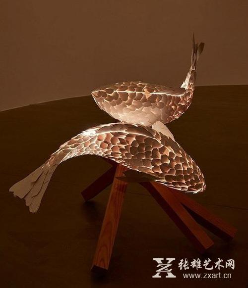 这些浮游在半空的锦鲤灯 照亮了整个高古轩画廊