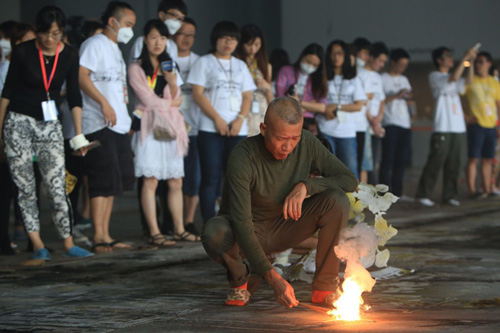 2014年7月24日，中国艺术家蔡国强在上海当代艺术馆点燃用火药制作的新作品。图片： by VCG/VCG via Getty Images
