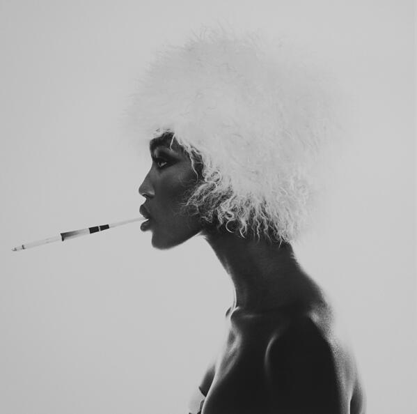 © Michel Comte, Naomi Campbell for Vogue Italia (White Story), 1994, Archival pigment print on aluminium, 68 x 68,5 cm, Courtesy of OstLicht. Galerie für Fotografie, Vienna