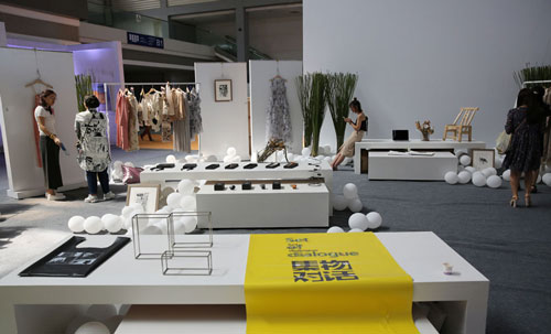 服装及整个展示空间都是经过精心设计的