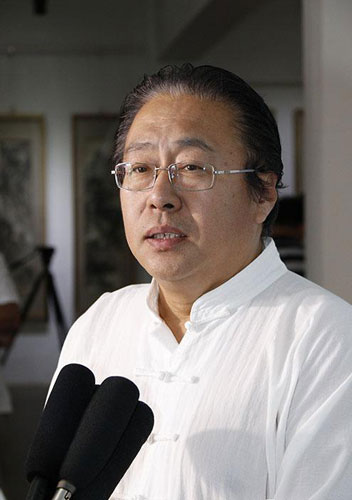  参展画家孟占京先生接受媒体采访