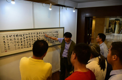 倪进祥老师向观众解读姜洪老师作品