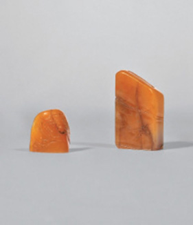 ▲4802清 田黄梅竹双清印材两方高：4.9 cm、重41 克高：2.5 cm、重12 克带旧包装