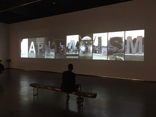        西班牙艺术家圣地亚哥·西耶拉作品《被破坏的文字》（2012/2016