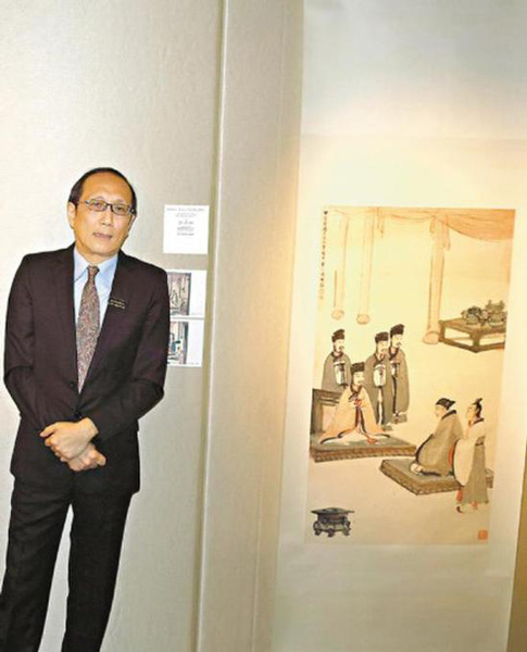 张超群介绍本次拍卖会的珍品。图右为傅抱石的《郑庄公见母》,该画取自春秋时代的典故。 殷翔 摄 张超群介绍本次拍卖会的珍品。图右为傅抱石的《郑庄公见母》,该画取自春秋时代的典故。 殷翔 摄