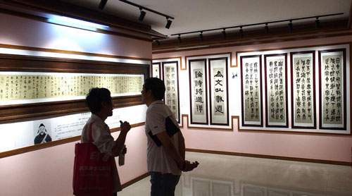  观众参观上海瓷林