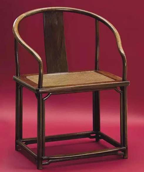 Lot 1105 明末/清十八世纪 黄花梨圈椅 93.5x70x47cm 成交价：869,000 美元