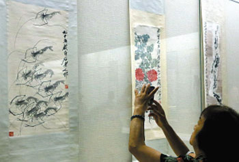 市民在宁波博物馆观赏齐白石的书画作品