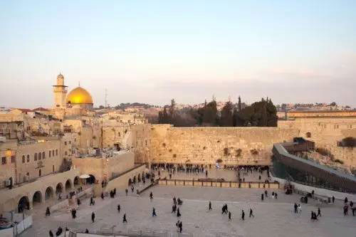 在耶路撒冷，伊斯兰教圣石清真寺与犹太教圣地叹息墙毗邻