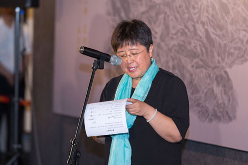    中国美术馆副馆长安远远主持开幕式