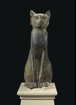 图为公元前 332 年至公元前 330 年古埃及托勒密王朝 （Ptolemaic） 时期青铜猫像，尺寸为 5.75 英寸（约为 14.6 厘米），拍前预估价格达到 3 万至 5 万美元（约合人民币 20 万至 33.335 万元）。
