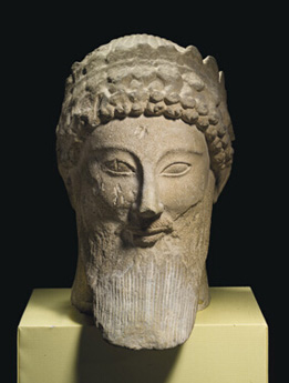 图为塞浦路斯 （Cypriot） 男性信徒石灰岩头像。该藏品历史悠久，可追溯至公元前 500 年至公元前 450 年，尺寸为 13.875 英寸（约为 34.2 厘米），拍前估价在 2 万至 3 万美元（约合人民币 13.334 万至 20 万元）之间。