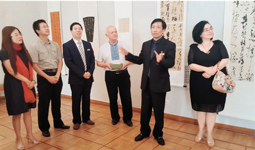 中外嘉宾参观书法展现场