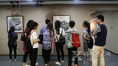 厦门理工学院64名师生参观张雄书画院 