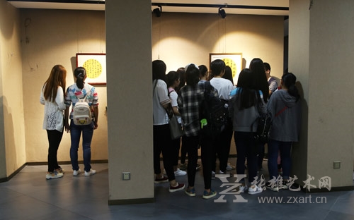 厦门理工学院64名师生参观张雄书画院 