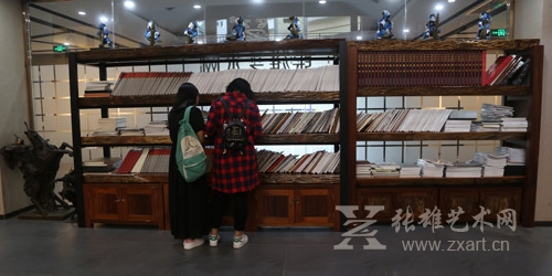 厦门理工学院64名师生参观张雄书画院 