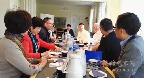 协会赴丹麦商务考察团成员与丹麦王国霍尔拜克市教育界官员洽谈教育合作事宜